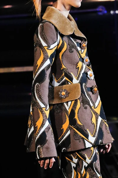 Look 60